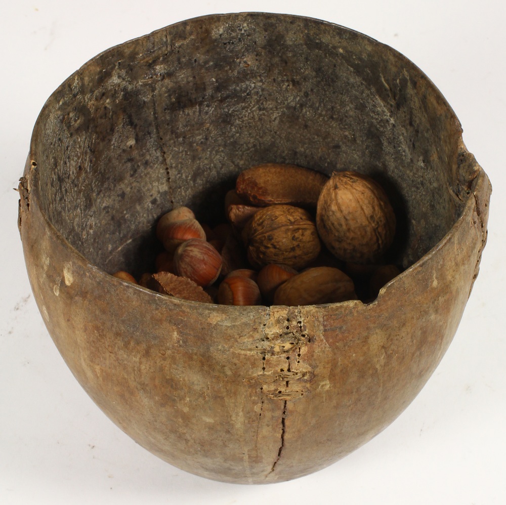 Oceanic bowl with old indigenous repair, of a light-weight wood, gourd or nut shell, probably - Image 2 of 2