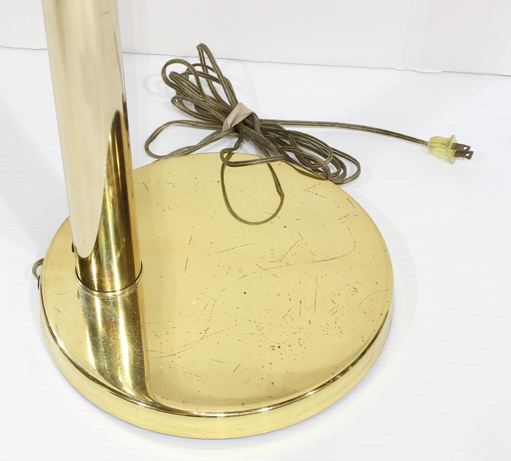 Moderne brass floor lamp, having a single arm suspended from the telescoping standard, and rising on - Image 4 of 5