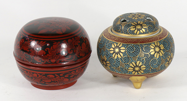 (lot of 2) Japanese circular Kutani tripod censer, floral design in gilt and color, heart shaped - Image 2 of 7