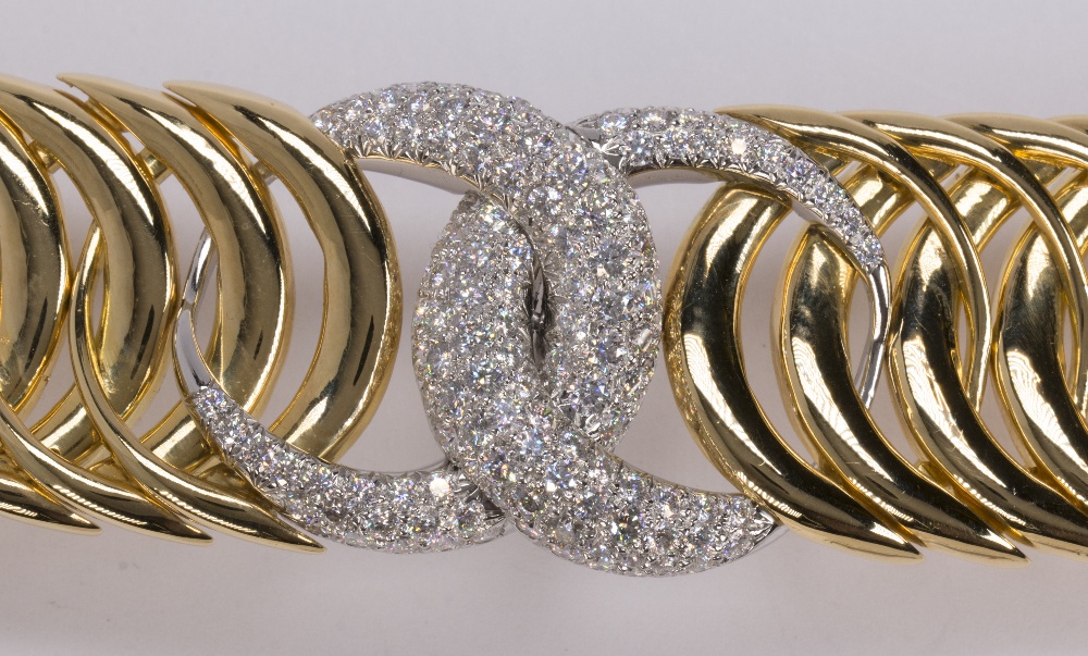 Verdura "Double Crescent" diamond, 18K yellow gold and platinum bracelet highlighting a platinum - Image 4 of 8