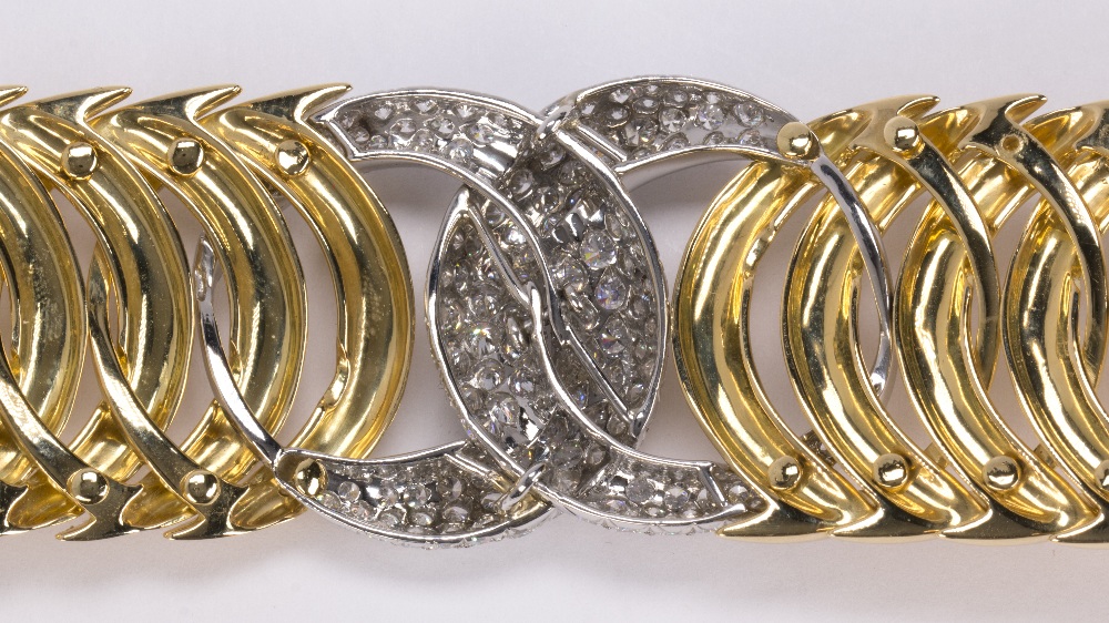 Verdura "Double Crescent" diamond, 18K yellow gold and platinum bracelet highlighting a platinum - Image 3 of 8