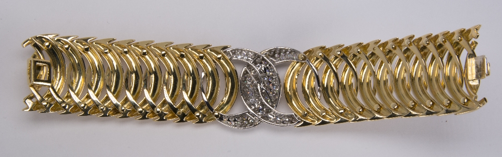 Verdura "Double Crescent" diamond, 18K yellow gold and platinum bracelet highlighting a platinum - Image 7 of 8