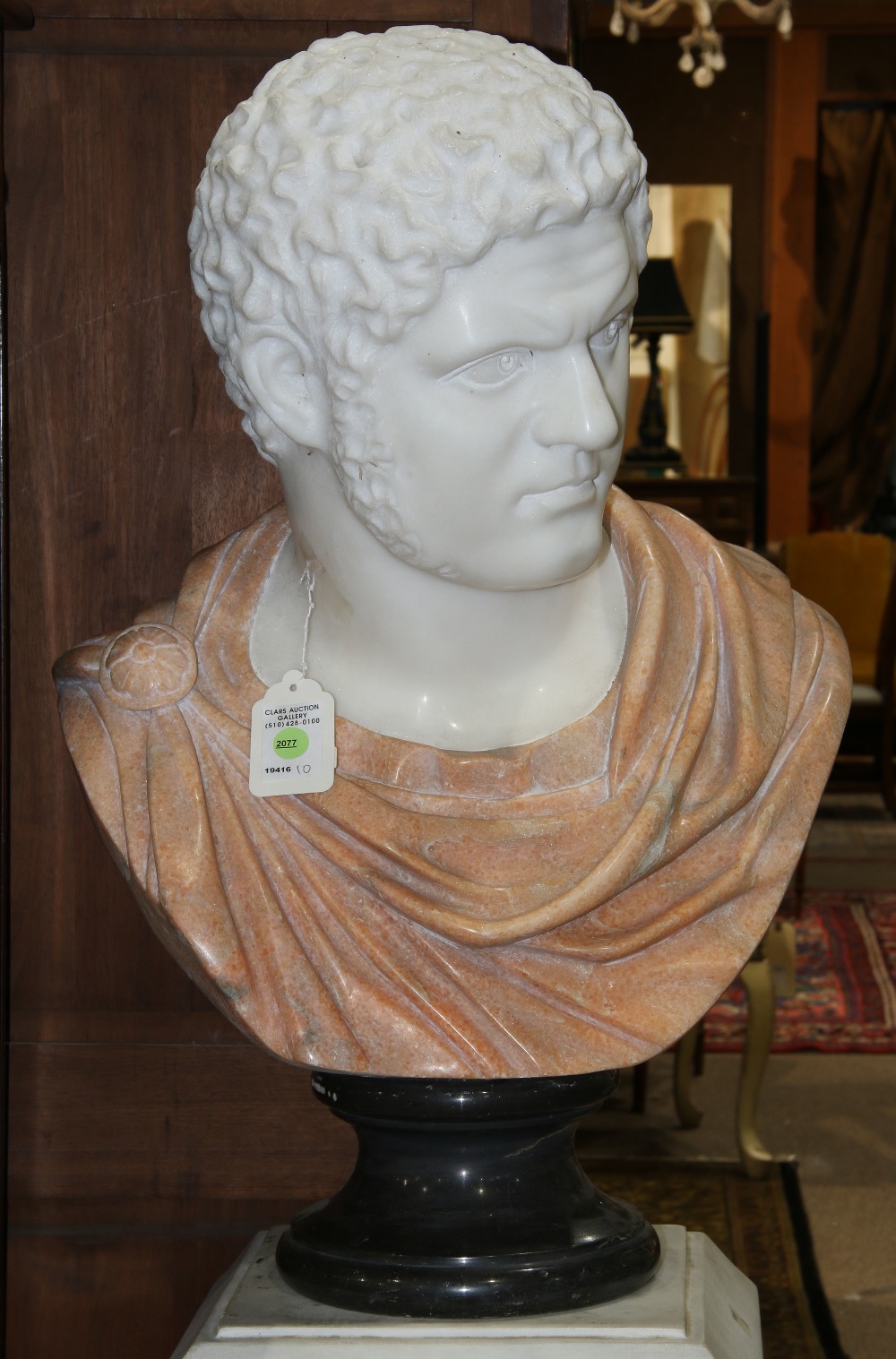 (lot of 4) Pair of Neo-Classical marble figural busts, each depicting a Grecian male in a sculpted - Image 3 of 3