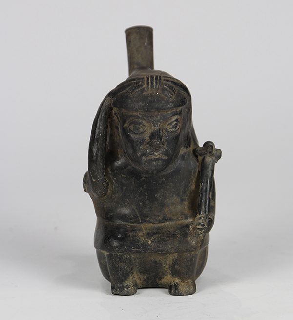 Pre-Columbian Chimu blackware spout stirrup vessel, 1050 to 1450 CE, depicting a seated warrior - Image 5 of 5