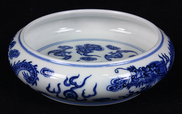 Chinese underglaze blue porcelain brush washer, featuring five bats to the interior and a pair of