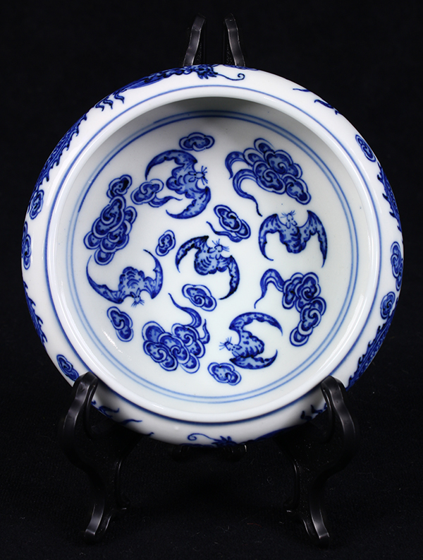 Chinese underglaze blue porcelain brush washer, featuring five bats to the interior and a pair of - Image 5 of 7