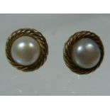 A Pair Of Ladies 9ct Gold & Pearl Ear Rings