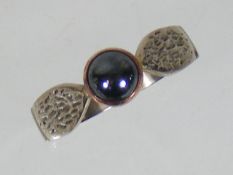 An 18ct white gold ladies ring with polished stone