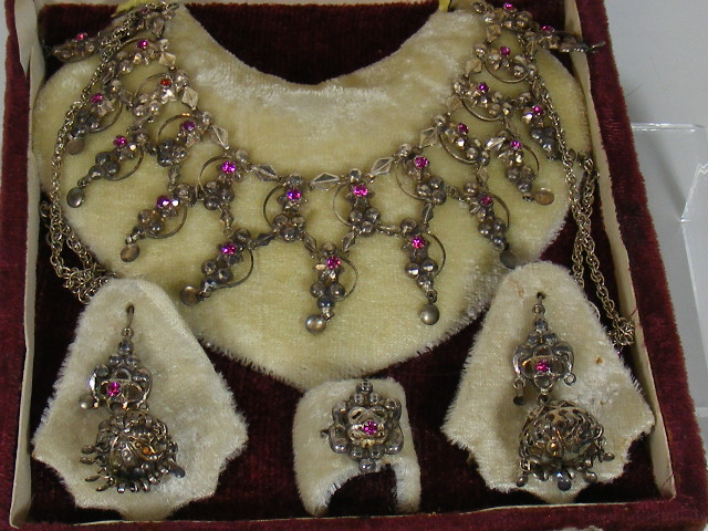 A 20thC. Indian Jewellery Garniture Set With Stone