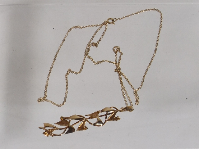 Ladies 9ct Gold Necklace & Pendant Approx. 4.5g