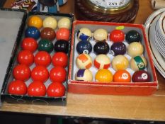 A Set Of Snooker Balls Twinned With A Set Of Pool