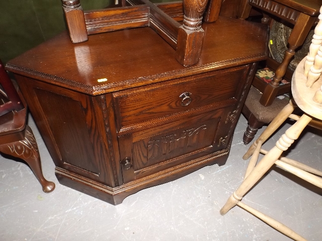 An Oak Entertainment Cabinet/ TV Stand