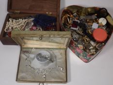 A Vintage Necklace, Ear Ring & Bracelet Set Twinne