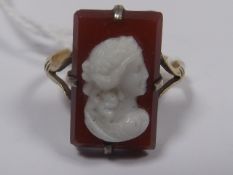 A 9ct Gold Agate Mounted Cameo Ring