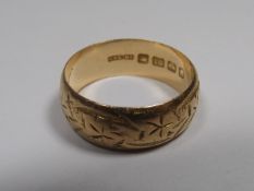An 18ct Gold Engraved Band