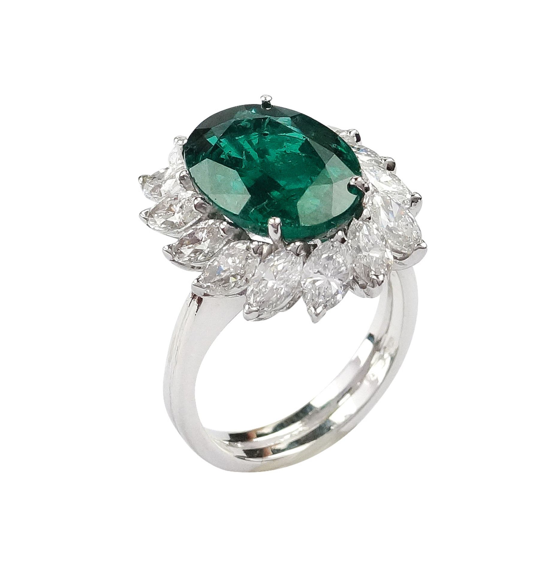 An 18k white gold and natural emerald ring