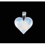 A Lalique heart pendant, "Amoureuse beaucoup" signed peso 2,7 gr.