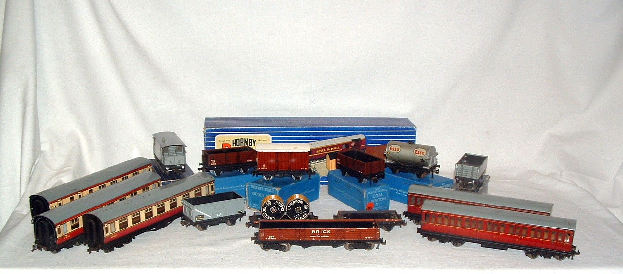 HORNBY DUBLO 3R 4 x Coaches, 10 x Wagons and a TPO Set - Coaches 2 x Composite and a Brake  Red