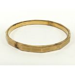 A large 9 carat gold bangle.(10.