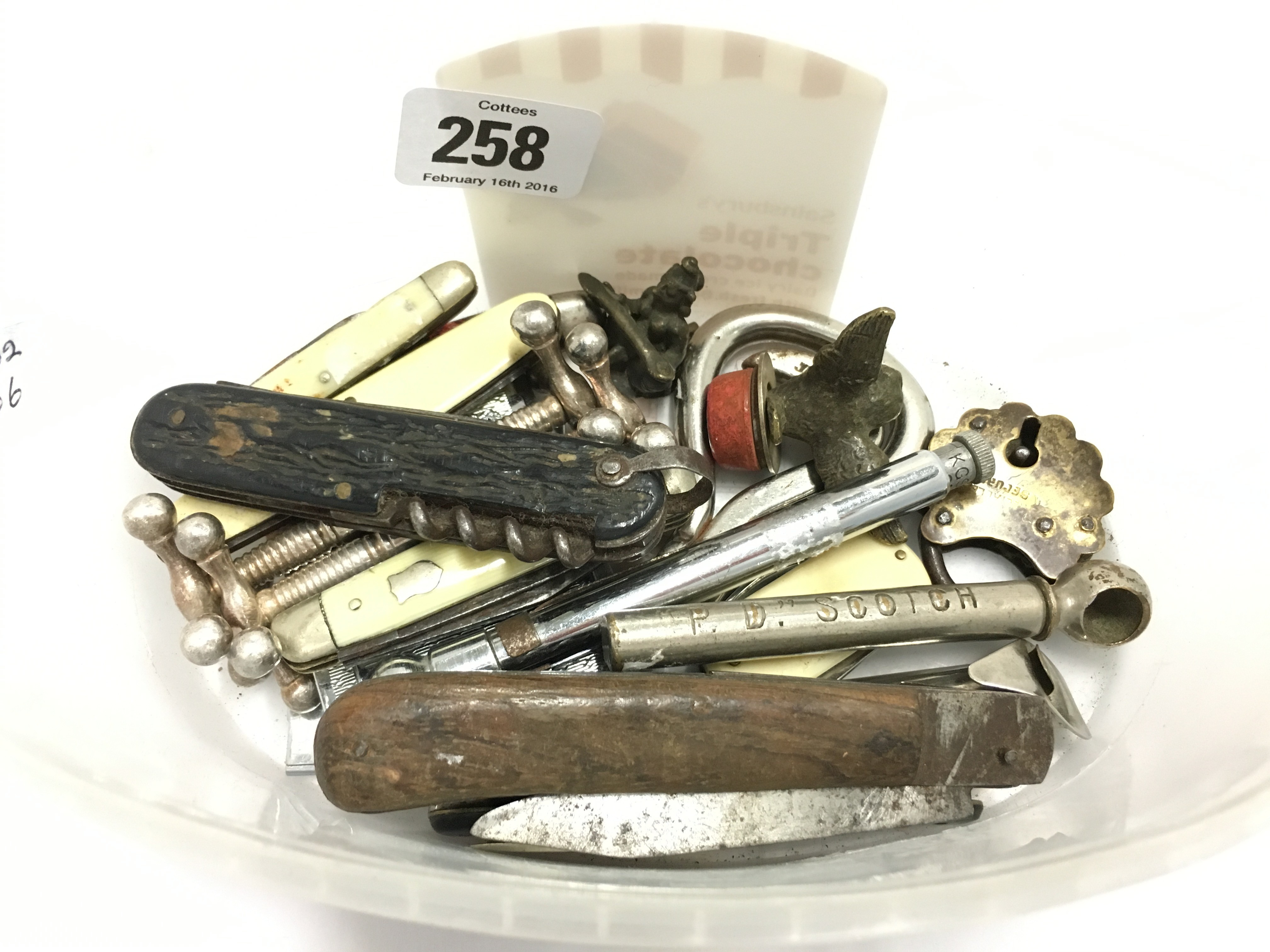 A carton of collectables including pen knives.