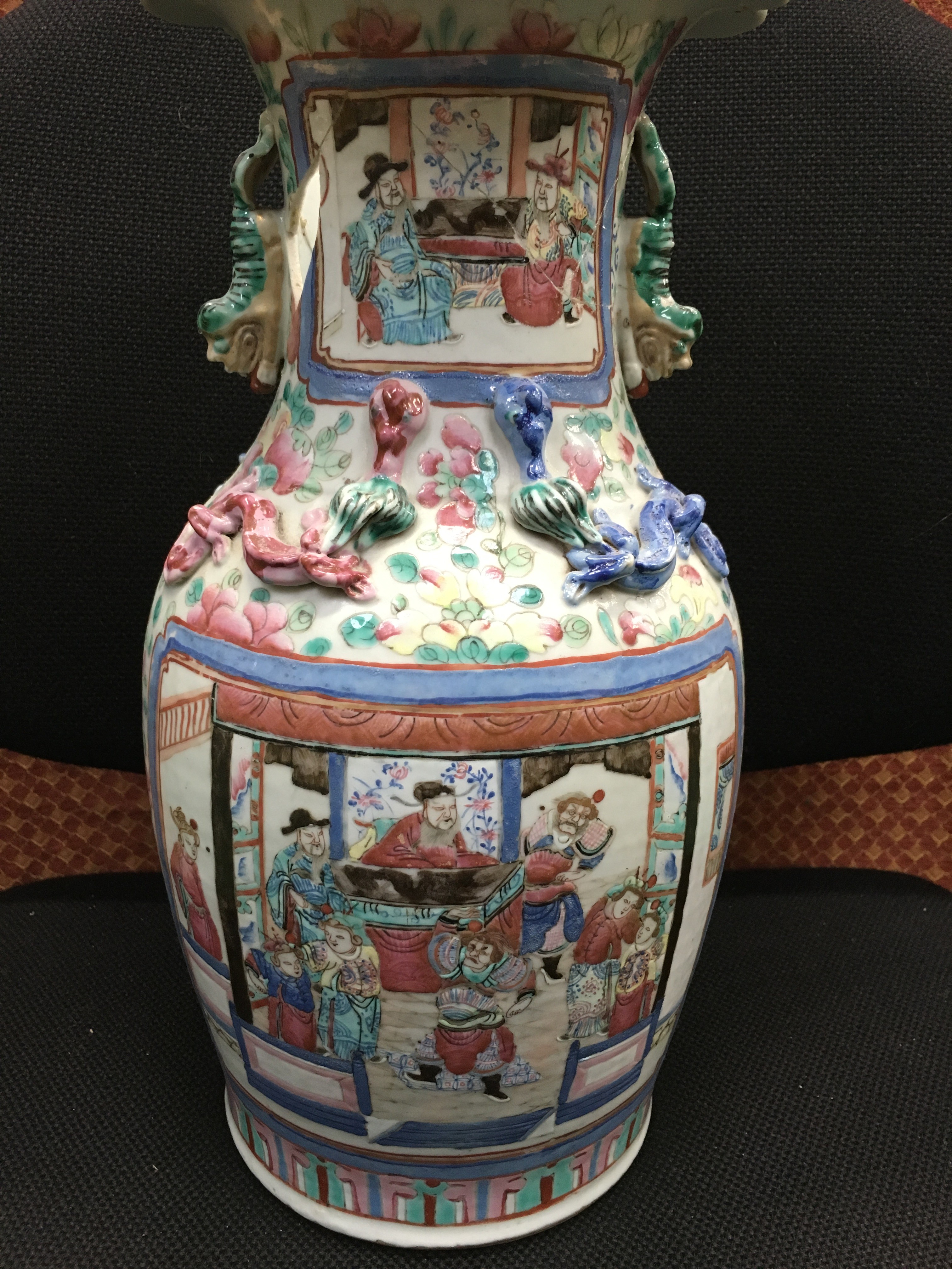 A Chinese Famille Rose vase decorated with Warriors and Courtiers in panels to front and reverse - Image 5 of 9
