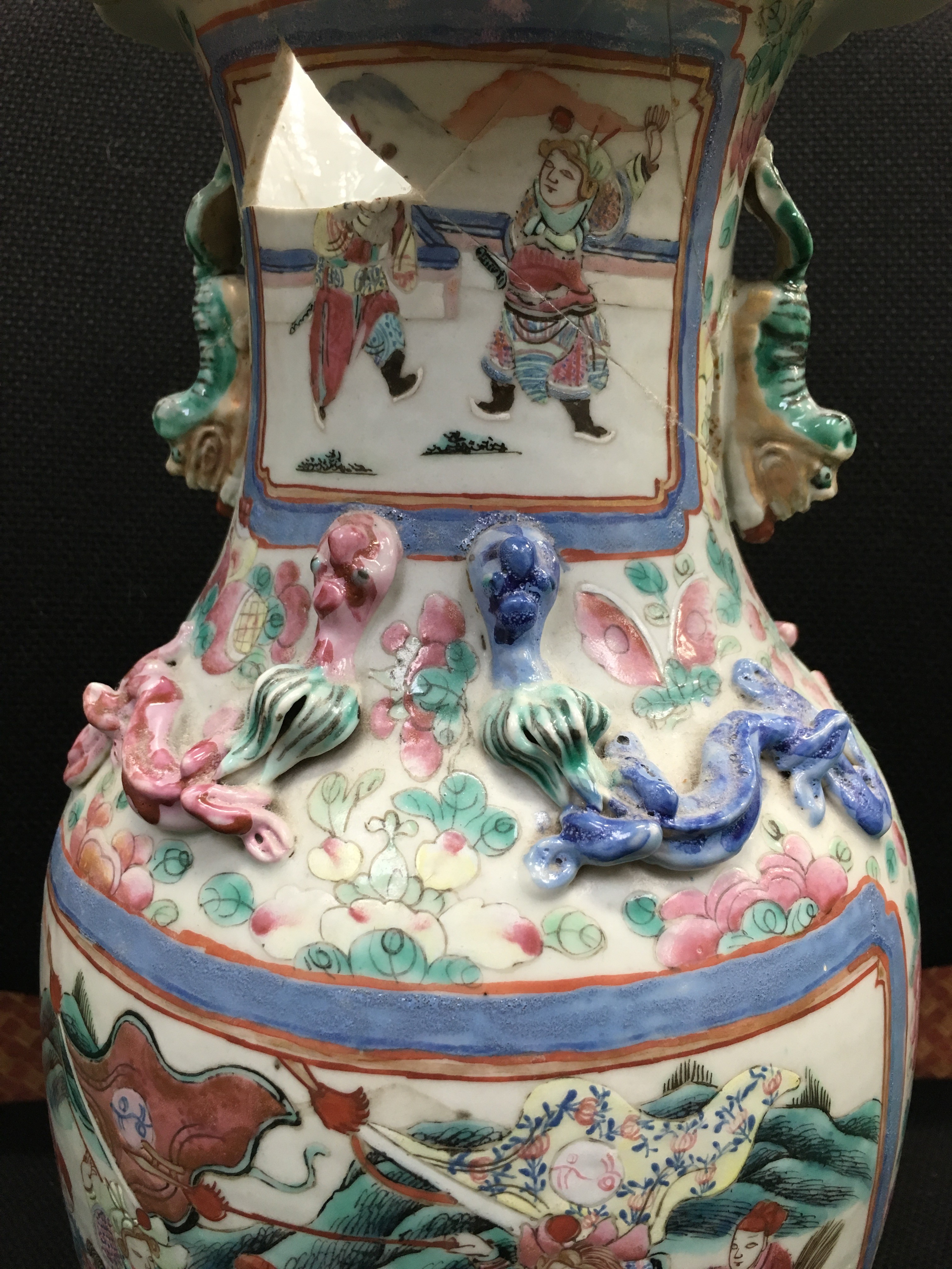 A Chinese Famille Rose vase decorated with Warriors and Courtiers in panels to front and reverse - Image 3 of 9