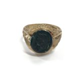 A 9ct gold green stone set cameo ring decorated with bark textured mounts (5.5g) SIZE U (A.