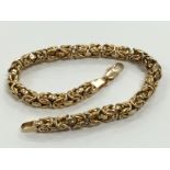 A 9 carat gold bracelet (10g).