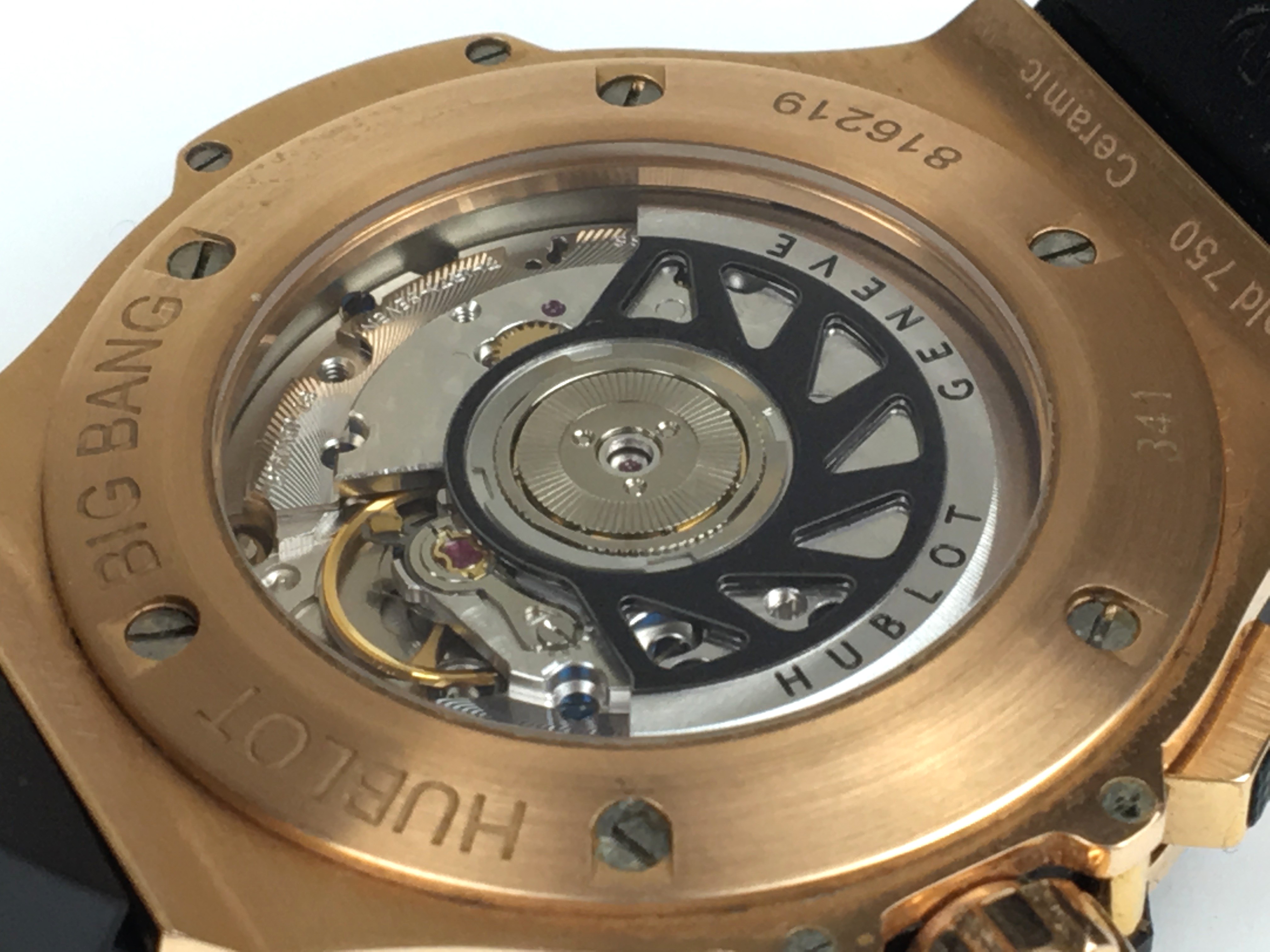 A GENTLEMANS 18K GOLD HUBLOT GENEVE BIG BANG AUTOMATIC WRIST WATCH •Black carbon fibre designed dial - Image 7 of 10