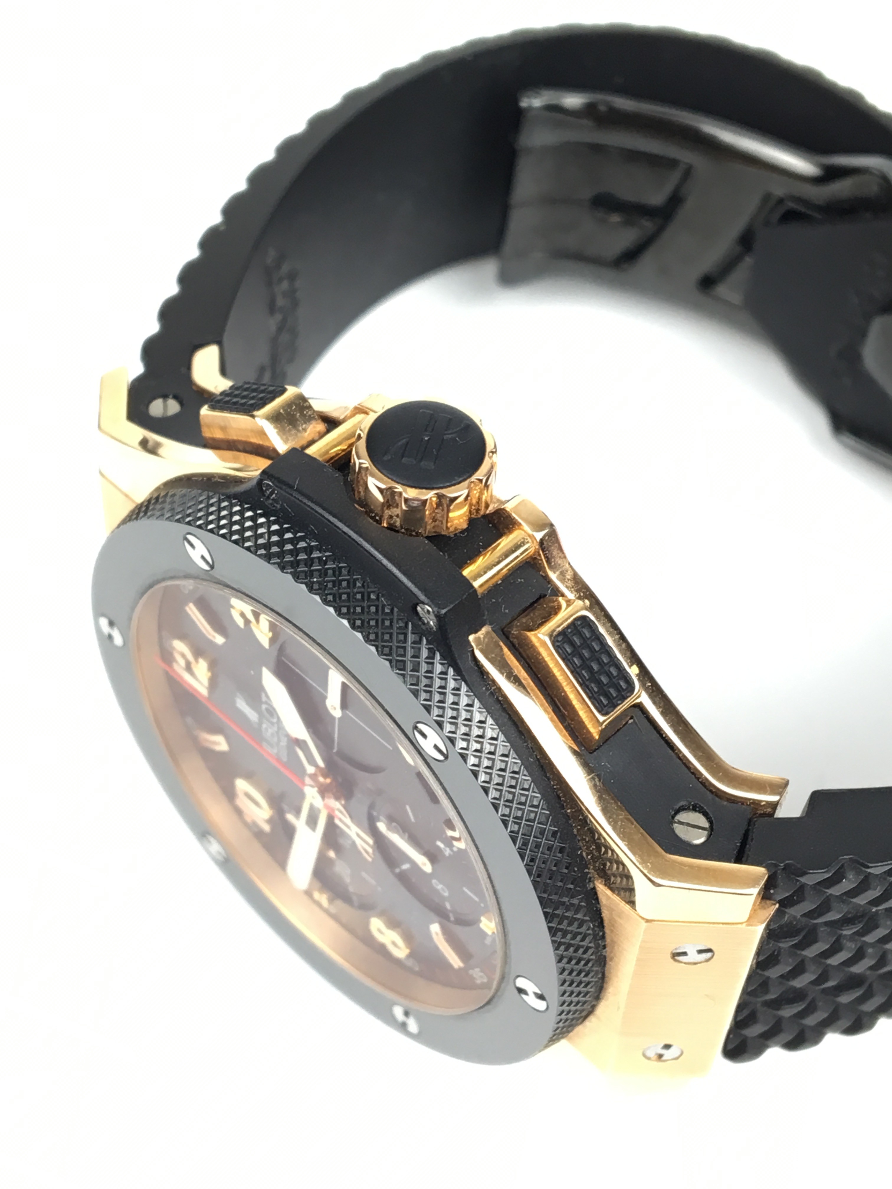 A GENTLEMANS 18K GOLD HUBLOT GENEVE BIG BANG AUTOMATIC WRIST WATCH •Black carbon fibre designed dial - Image 4 of 10