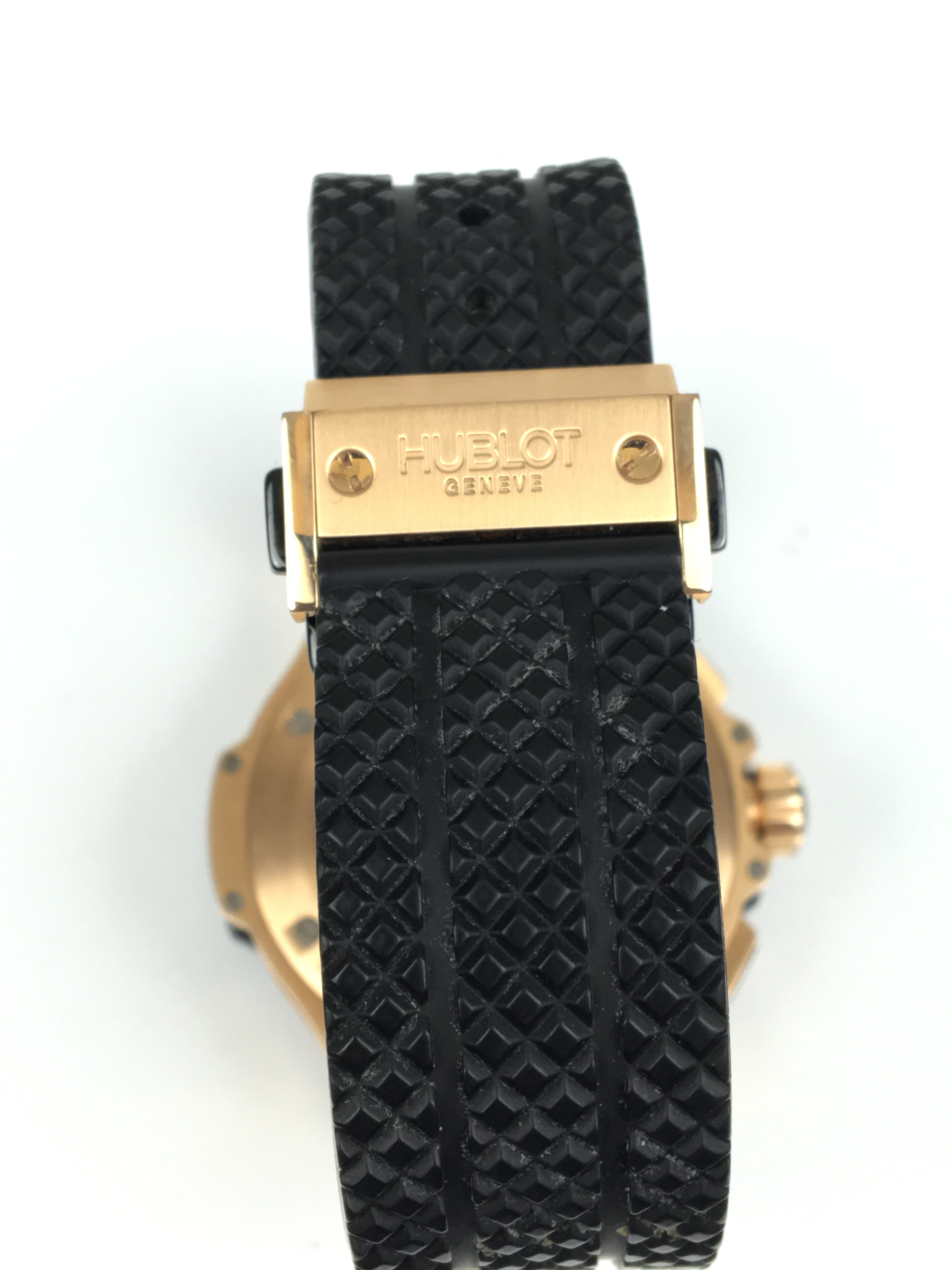 A GENTLEMANS 18K GOLD HUBLOT GENEVE BIG BANG AUTOMATIC WRIST WATCH •Black carbon fibre designed dial - Image 8 of 10