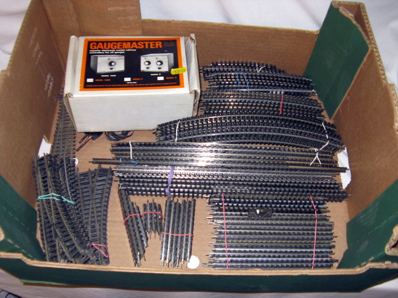 A quantity of mostly HORNBY Track and a GAUGEMASTER PCU - including 34 x R600, 14 x R601, 9 x