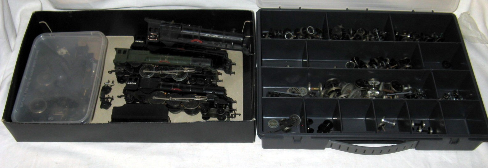 TRIANG - a tray containing a Princess Elizabeth 4-6-2 (Good), a Locomotive only (service needed),