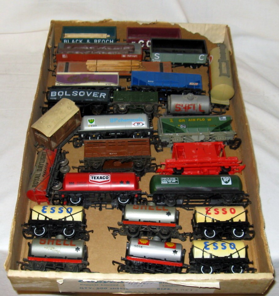 A tray containing 25 x Goods Wagons by various Makers. Mostly Fair Plus.