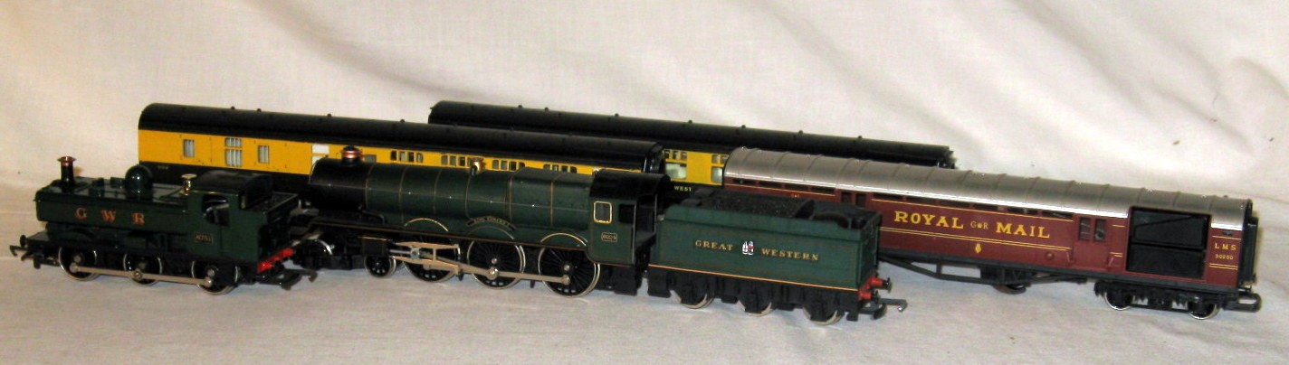 HORNBY 2 x Locomotives and 3 x Carriages - R78 GWR Green 4-6-0 'King Edward 1st' (Excellent with