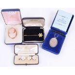 Cameo Brooch 9ct Gold Surround, accompanied by boxed incomplete set of buttons of mother of pearl