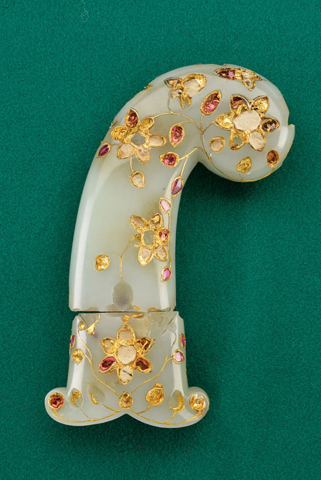 Jade grip and scabbard garniture of a Moghul kandshar, featuring gold and rubies - Image 7 of 14