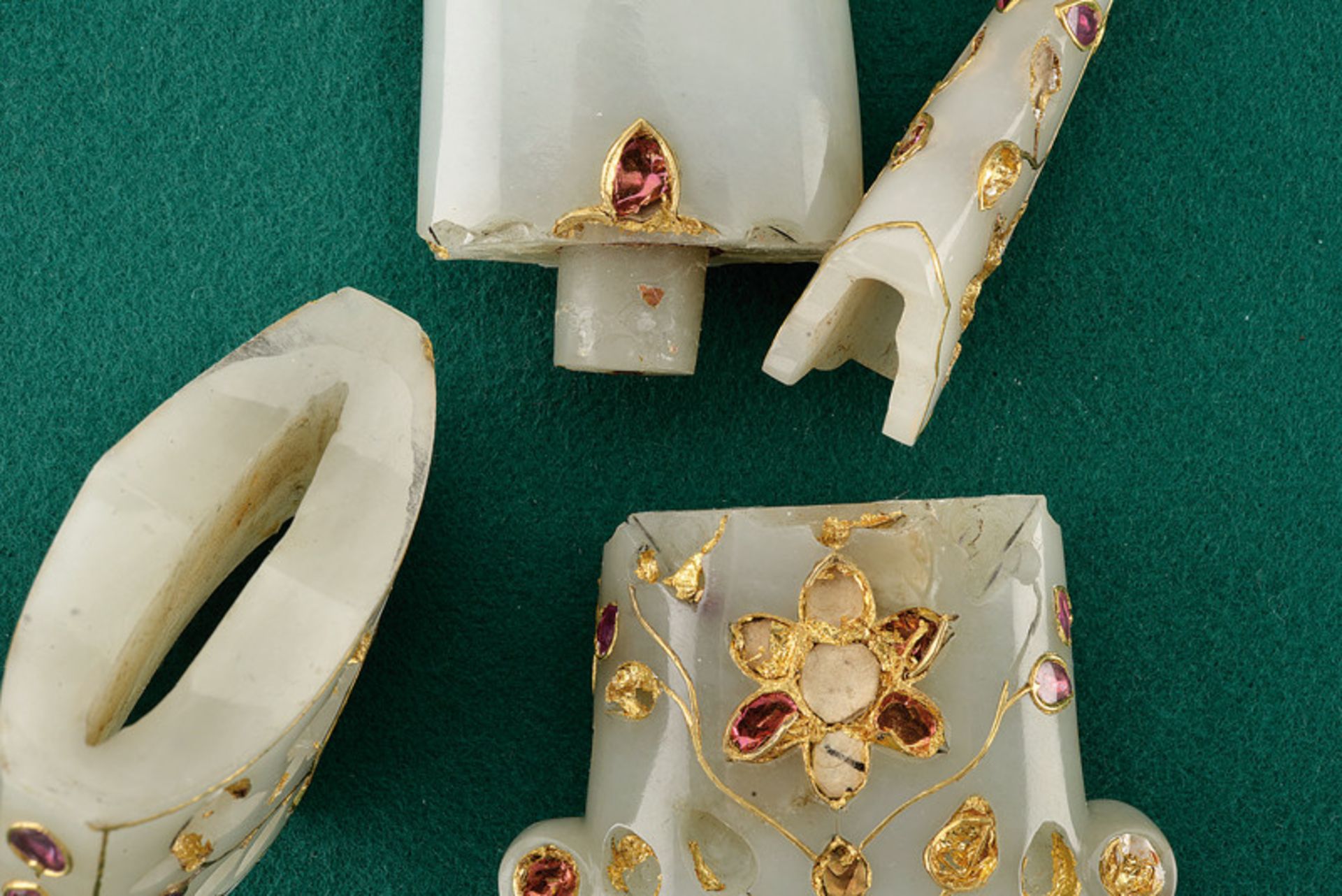 Jade grip and scabbard garniture of a Moghul kandshar, featuring gold and rubies - Image 5 of 14