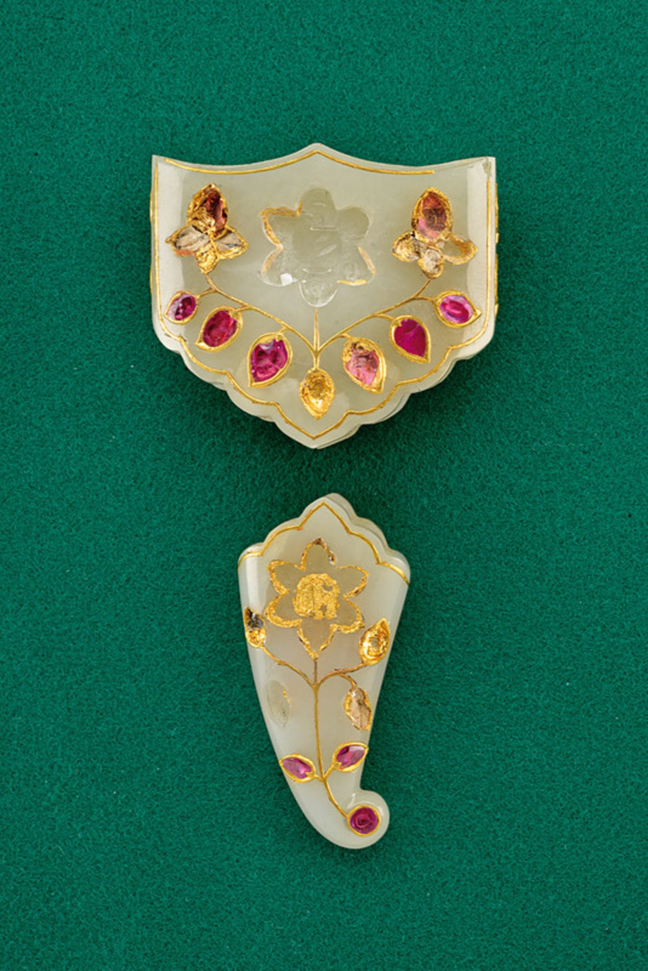 Jade grip and scabbard garniture of a Moghul kandshar, featuring gold and rubies - Image 8 of 14