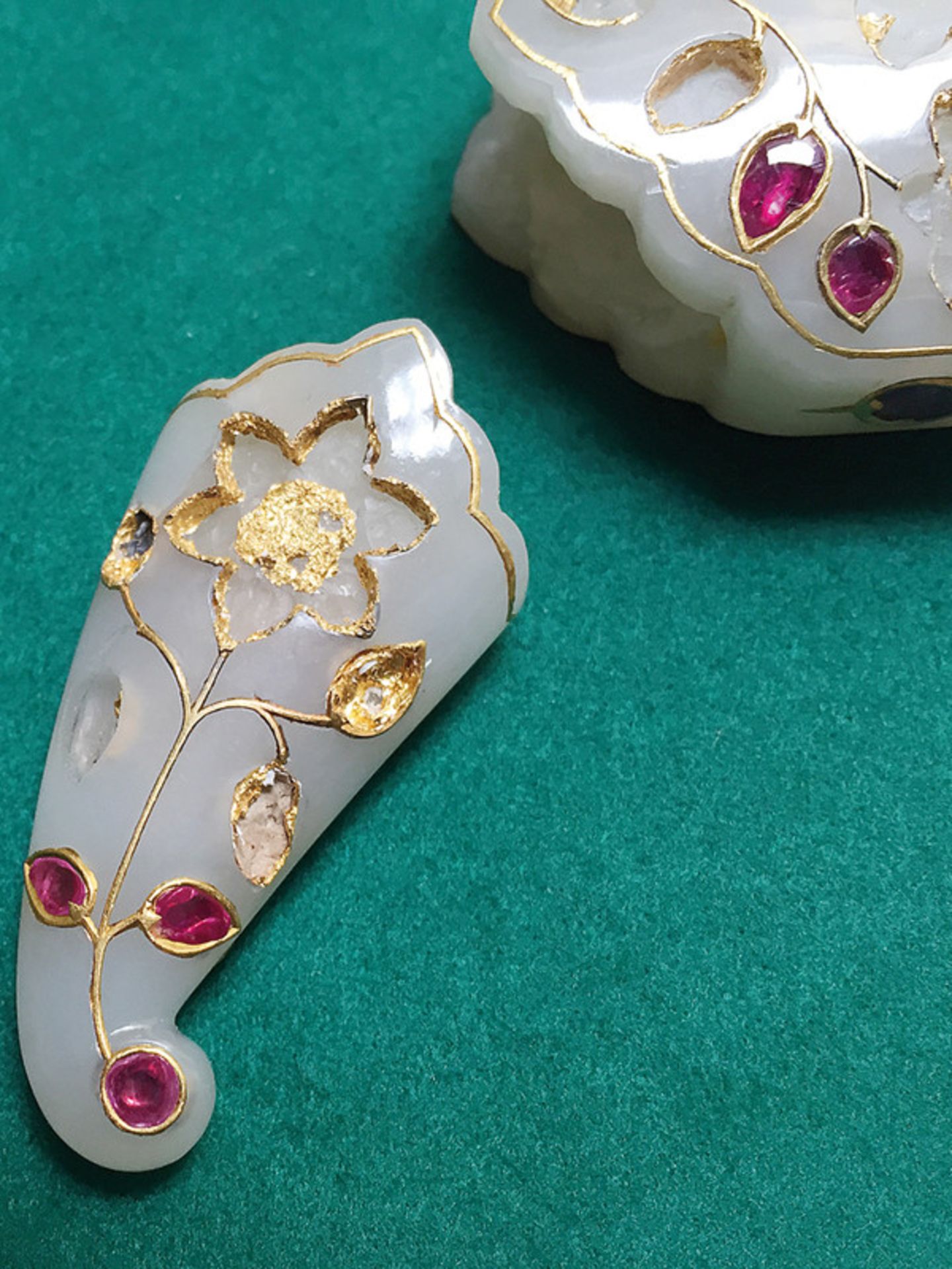 Jade grip and scabbard garniture of a Moghul kandshar, featuring gold and rubies - Image 14 of 14