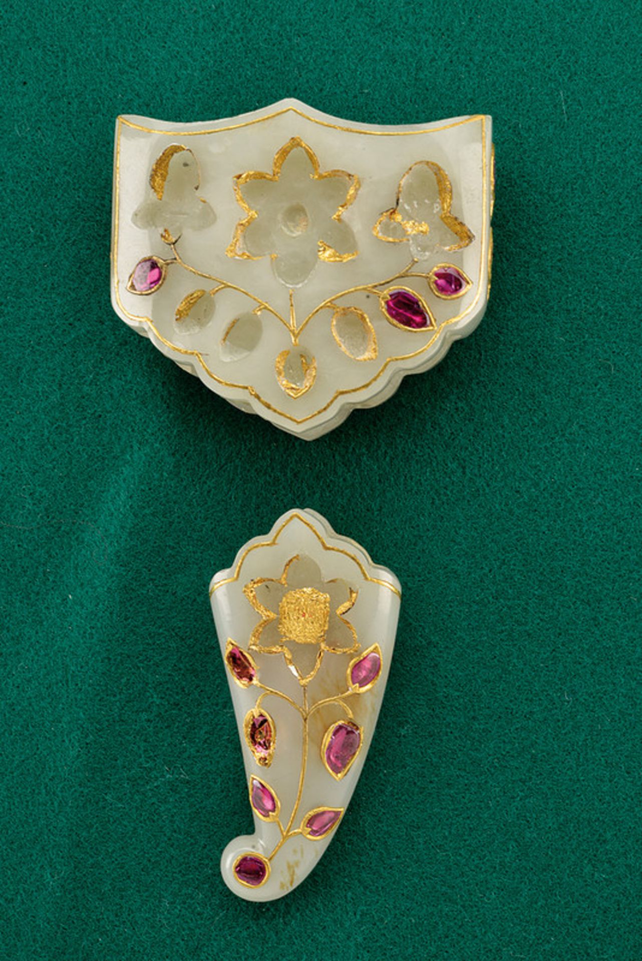 Jade grip and scabbard garniture of a Moghul kandshar, featuring gold and rubies - Image 6 of 14