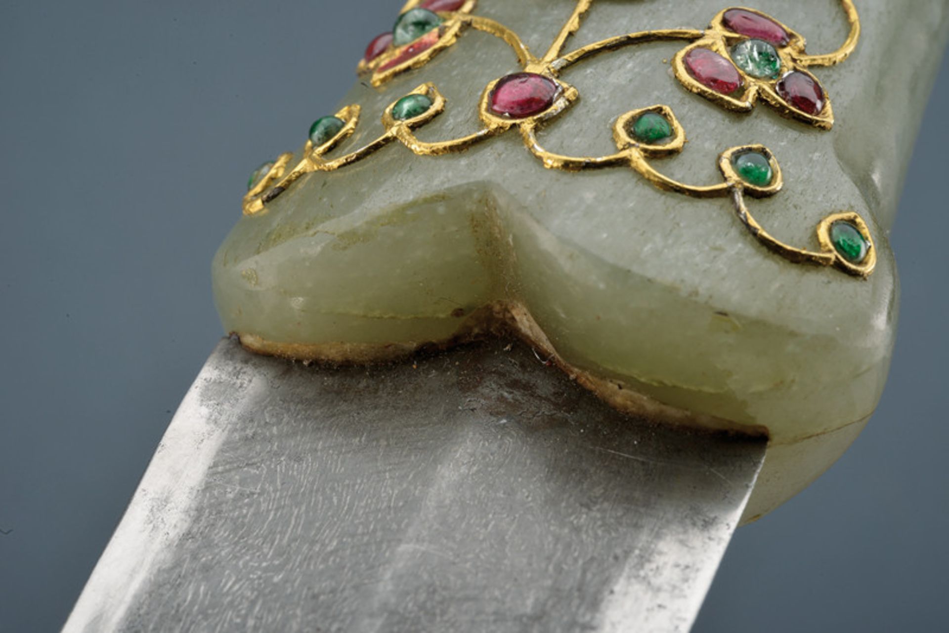 A jade hilted dagger decorated with stones and gold - Bild 3 aus 9