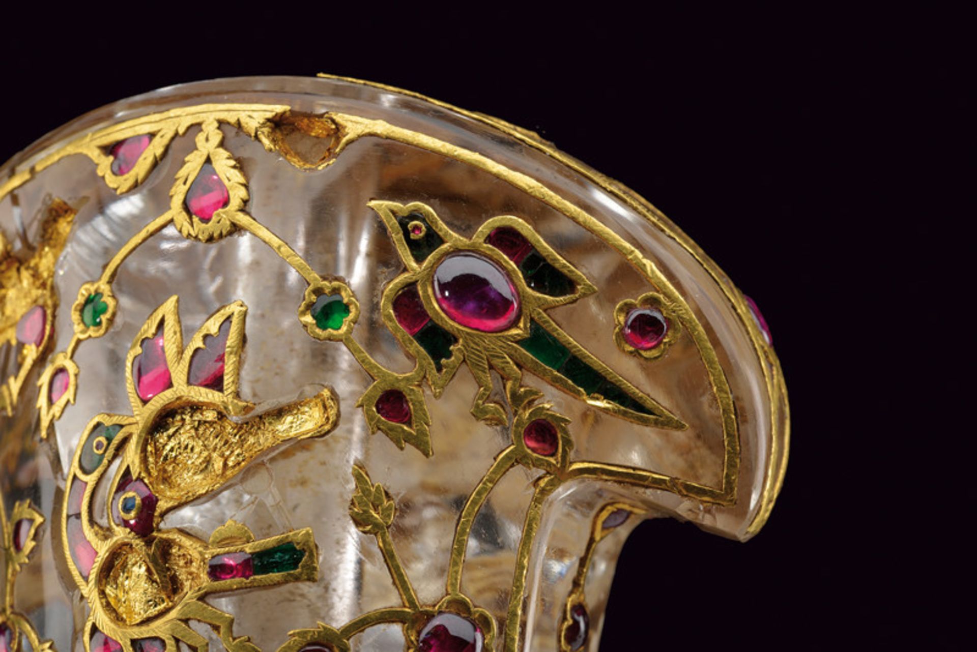 A highly important rock crystal dagger hilt decorated with rubies, emeralds and gold - Bild 3 aus 9