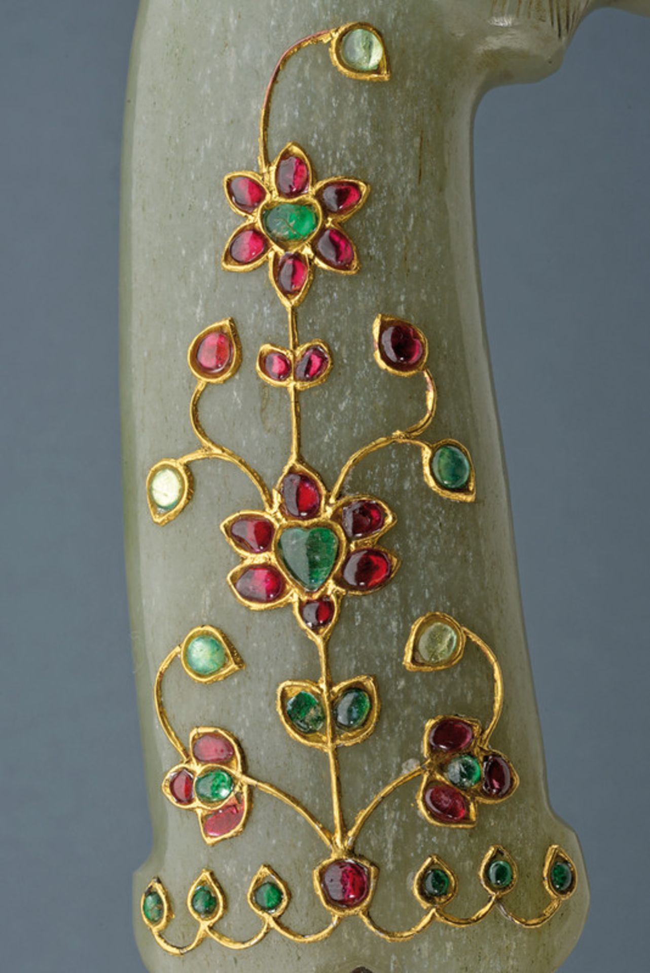 A jade hilted dagger decorated with stones and gold - Image 8 of 9