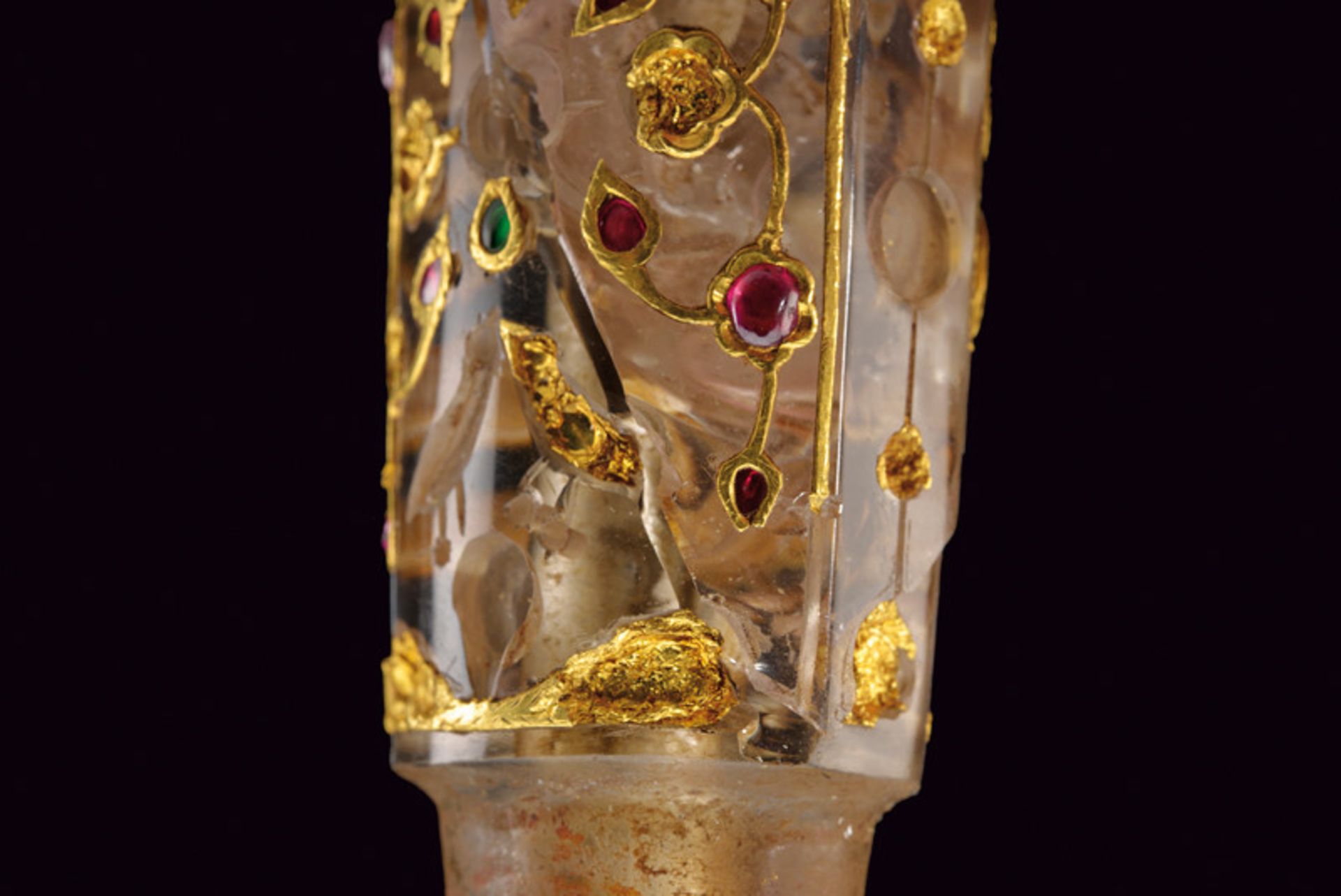 A highly important rock crystal dagger hilt decorated with rubies, emeralds and gold - Bild 4 aus 9