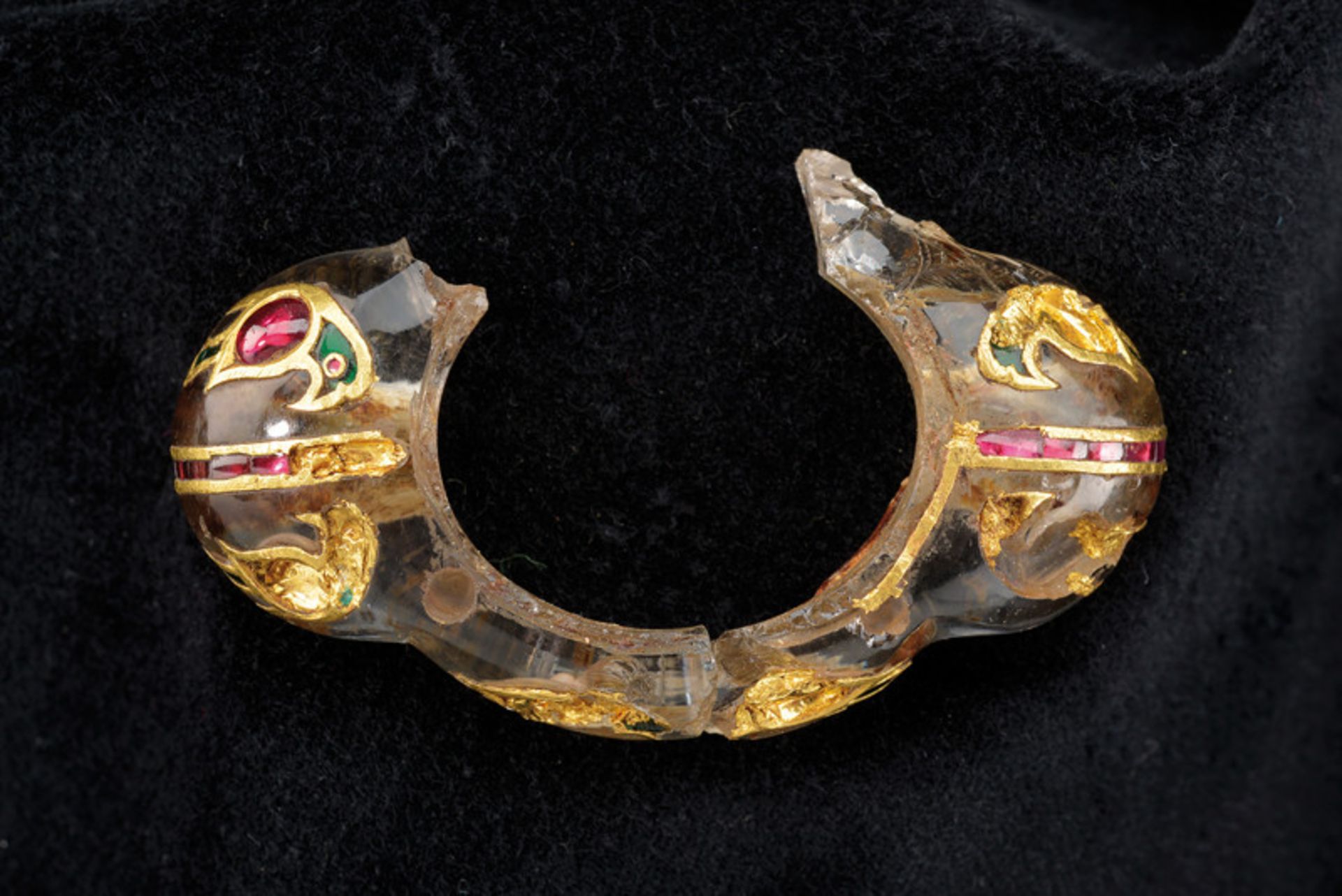 A highly important rock crystal dagger hilt decorated with rubies, emeralds and gold - Bild 5 aus 9