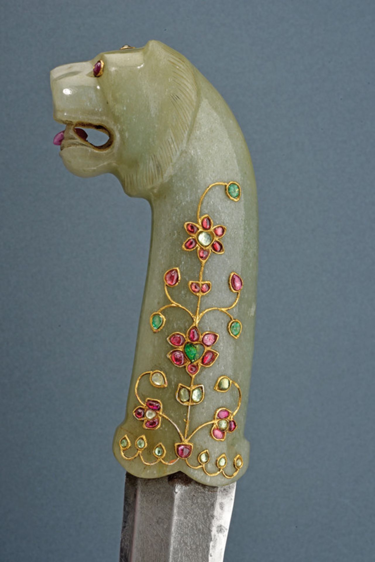 A jade hilted dagger decorated with stones and gold - Image 6 of 9