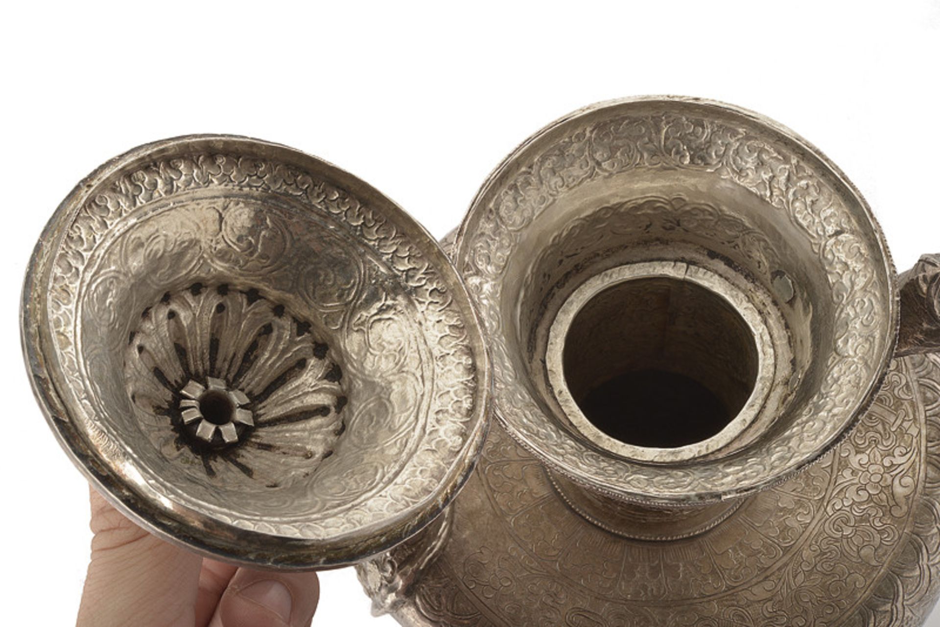 A chiselled silver teapot - Bild 3 aus 4