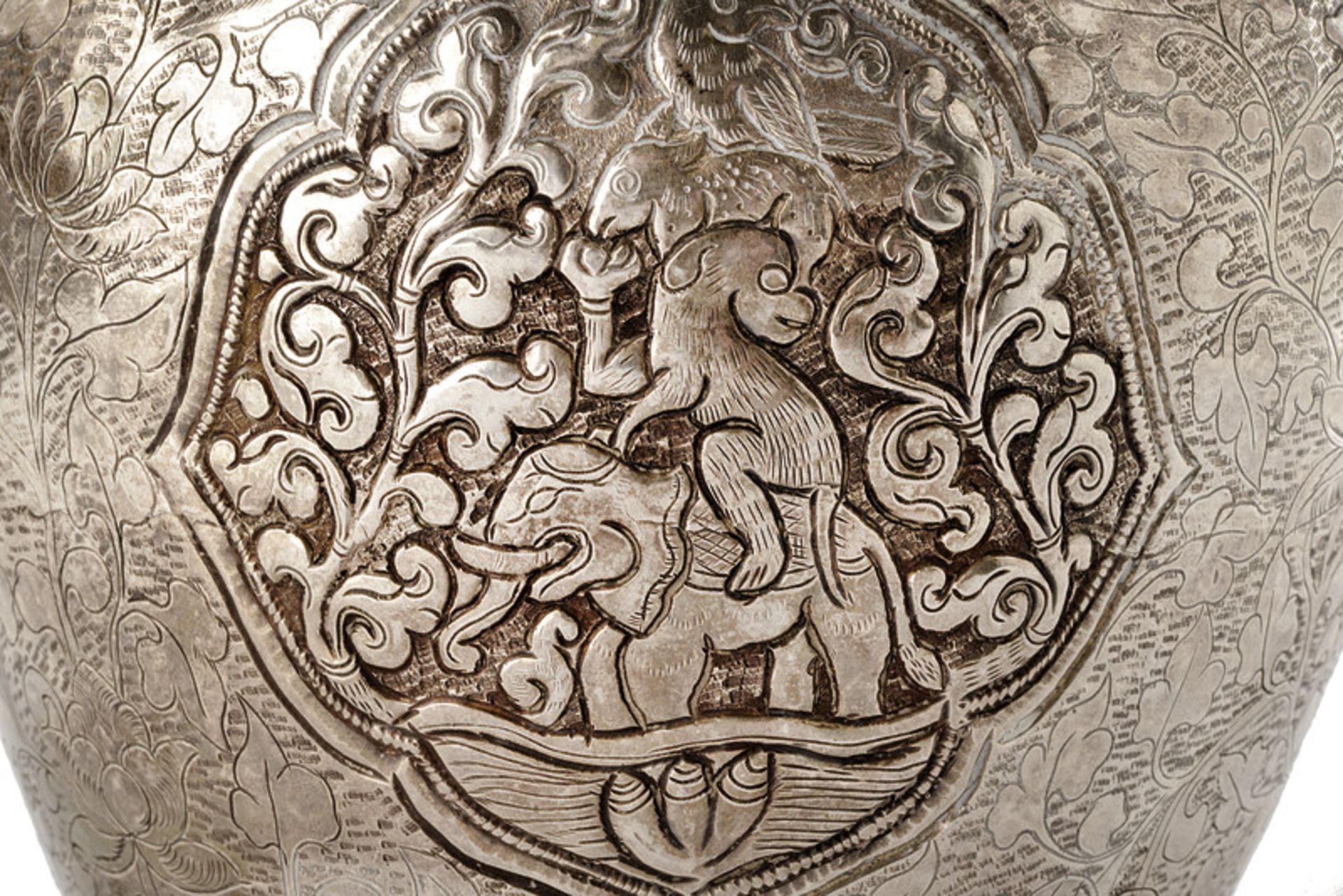 A chiselled silver teapot - Bild 2 aus 4