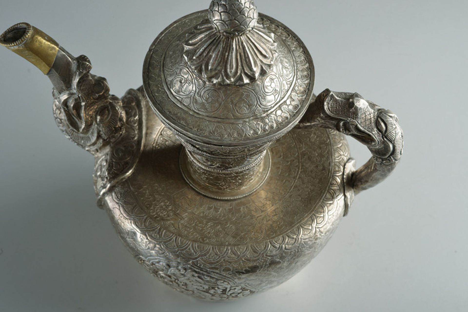 A chiselled silver teapot - Bild 4 aus 4
